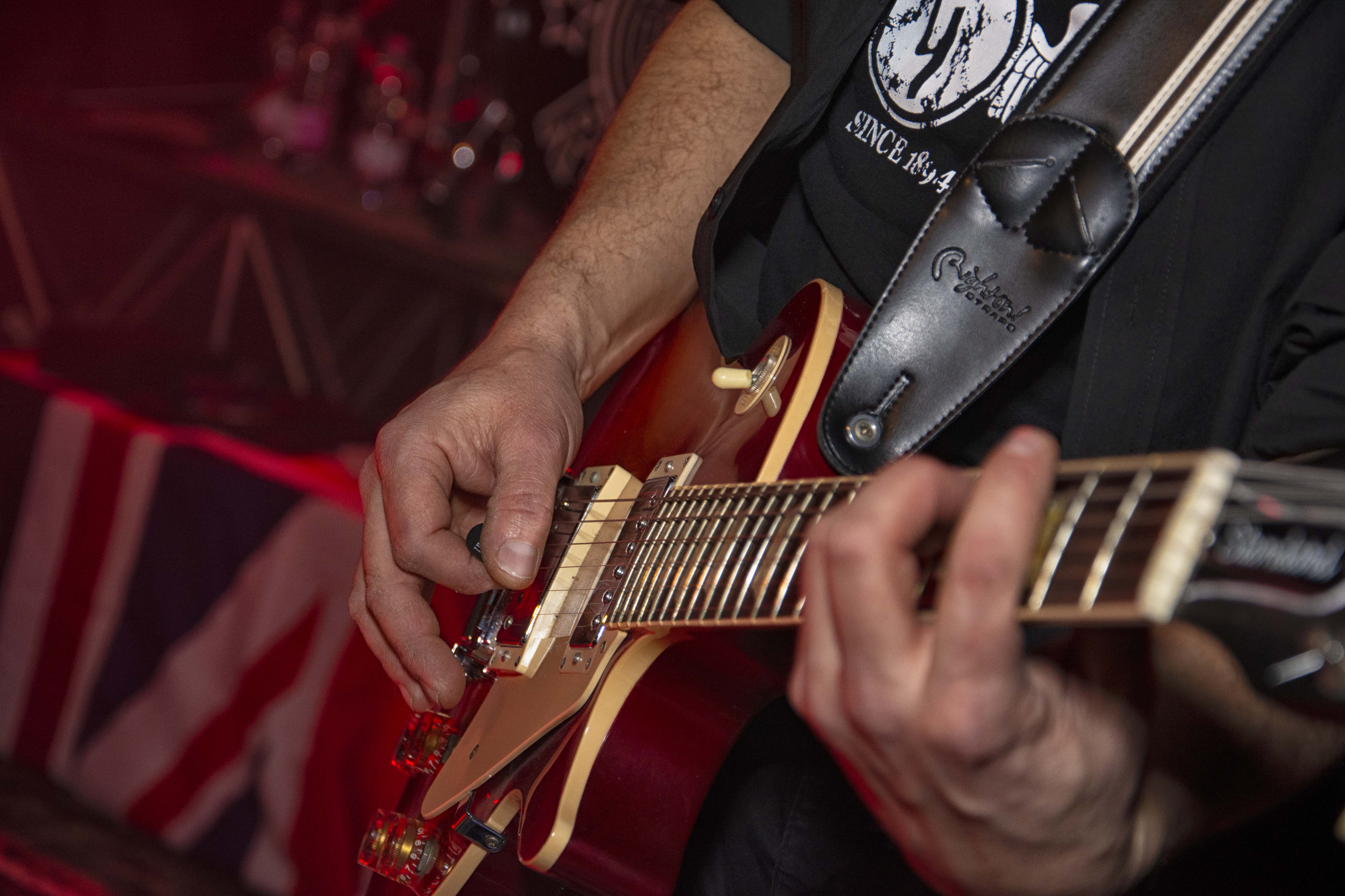 Paolo_dettaglio chitarra copia